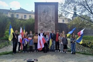 03.05.2022. Kielce. Grupka polskich i ukraińskich aktywistów złożyła kwiaty przed płytą poświęconą Tadeuszowi Kościuszce / Adam Gorycki