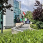 21.06.2022. Kielce. Narodowy Bank Polski Oddział Okręgowy w Kielcach. Kolejka do zakupu srebrnych monet kolekcjonerskich / Fot. Sebastian Kalwat - Radio Kielce