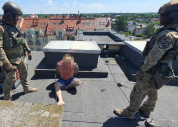Akcja KSP we Wrocławiu. Zatrzymali 45-latka, który kierował gangiem. Próbował ukryć się na dachu / Fot. KSP