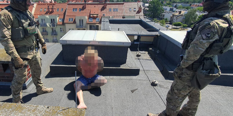 Akcja KSP we Wrocławiu. Zatrzymali 45-latka, który kierował gangiem. Próbował ukryć się na dachu / Fot. KSP