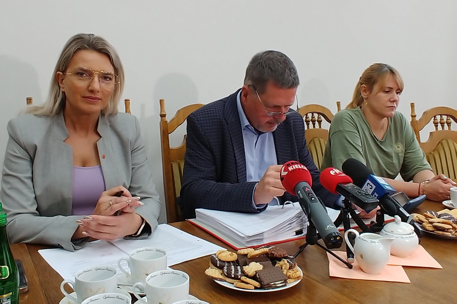 08.06.2022. Kielce. Konferencja przed czerwcową sesją rady miasta. Na zdjęciu (od lewej): Joanna Winiarska - wiceprzewodnicząca rady miasta, Jarosław Karyś - przewodniczący rady miasta, Katarzyna Czech-Kruczek - wiceprzewodnicząca rady miasta / Marcin Marszałek / Radio Kielce