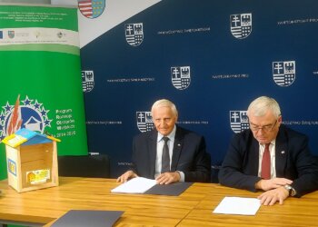 10.06.2021. Kielce. Podpisanie umów z partnerami Krajowej Sieci Obszarów Wiejskich. Na zdjęciu (od lewej): Andrzej Bętkowski - marszałek województwa świętokrzyskiego i Marek Jońca - członek zarządu województwa / Marcin Marszałek / Radio Kielce