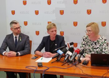 15.06.2022. Kielce. Konferencja nt. zmiany w rozkładach jazdy komunikacji miejskiej. Na zdjęciu (od lewej): Marcin Januchta - rzecznik prezydenta Kielc, Agata Wojda - wiceprezydent Kielc i Barbara Damian - dyrektor ZTM Kielce / Marcin Marszałek / Radio Kielce