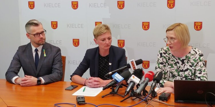 15.06.2022. Kielce. Konferencja nt. zmiany w rozkładach jazdy komunikacji miejskiej. Na zdjęciu (od lewej): Marcin Januchta - rzecznik prezydenta Kielc, Agata Wojda - wiceprezydent Kielc i Barbara Damian - dyrektor ZTM Kielce / Marcin Marszałek / Radio Kielce