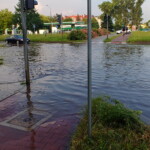 30.06.2022. Kielce. Zalane rondo u zbiegu ulic Grunwaldzkiej i Jagiellońskiej / Fot. Marcin Marszałek - Radio Kielce