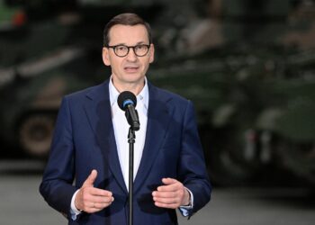 07.06.2022. Stalowa Wola. Premier Mateusz Morawiecki podczas wizyty w Hucie Stalowa Wola S.A. / Darek Delmanowicz / PAP