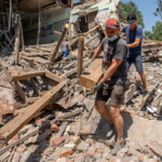 20.06.2022. Ukraina. Odgruzowywanie po uderzeniu rosyjskiego pocisku rakietowego w budynek Liceum Kolejowego w mieście Lubotyn w obwodzie charkowskim / PAP - Mykola Kalyeniak