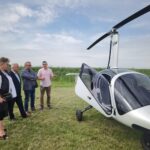 03.06.2022. Pińczów. Koło lotnicze. Na zdjęciu (od lewej): Anna Golik - dyrektor Liceum Ogólnokształcącego w Pińczowie, Tadeusz Niewygoda, dyrektor Zespołu Szkół Zawodowych im. Stanisława Staszica w Pińczowie. Piotr Żołądek - radny Sejmiku Województwa Świętokrzyskiego i Karol Błaszczyk - pilot wiatrakowca / Marta Gajda-Kruk / Radio Kielce