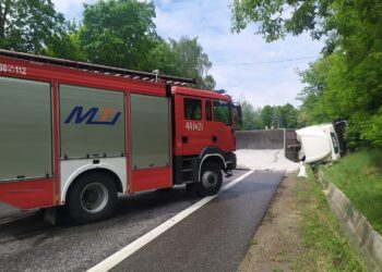 02.06.2022. Opatów. Przewrócona ciężarówka na drodze krajowej nr 74 / Komenda Powiatowa Policji w Opatowie/Facebook