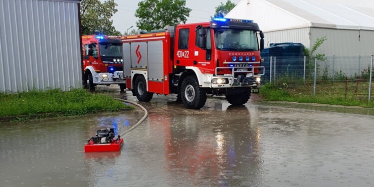 09.06.2022. Kopaniny. Pompowanie wody z zalanego zakładu / OSP KSRG Modliszewice