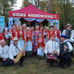 Na zdjęciu: KGW Kierzanki wraz z kapelą Wyleniałe Niedźwiedzie / Fot. KGW Kierzanki