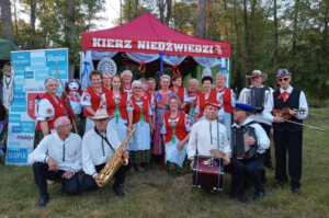 Na zdjęciu: KGW Kierzanki wraz z kapelą Wyleniałe Niedźwiedzie / Fot. KGW Kierzanki