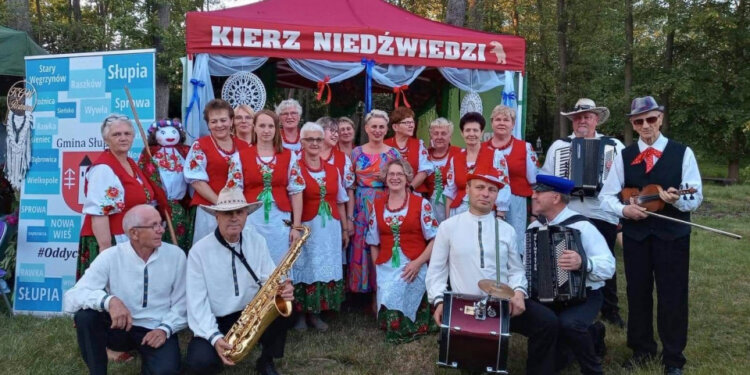 Na zdjęciu: KGW Kierzanki wraz z kapelą Wyleniałe Niedźwiedzie / Fot. KGW Kierzanki