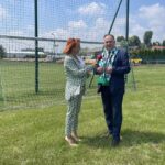 05.06.2022. Samborzec. Obchody jubileuszu 75-lecia LKS Samborzec. Na zdjęciu (od lewej): Grażyna Szlęzak - Radio Kielce i Marek Kwitek - poseł PiS / Grażyna Szlęzak / Radio Kielce