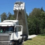 27.06.2022. Łany. Wypadek przy rozładunku / źródło: policja