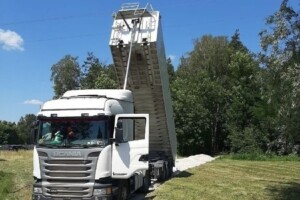 27.06.2022. Łany. Wypadek przy rozładunku / źródło: policja