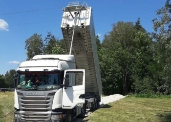 27.06.2022. Łany. Wypadek przy rozładunku / źródło: policja