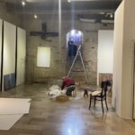 09.06.2022. Sandomierz. Montaż wystawy „Metafory” Lucyny Gozdek / Grażyna Szlęzak / Radio Kielce