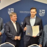28.06.2022. Kielce. Wręczenie stypendiów dla sportowców. Na zdjęciu (od lewej): Tomasz Jamka - członek zarządu województwa świętokrzyskiego, Andrzej Pruś - przewodnicząc sejmiku województwa, Paweł Soboń - K.S. Stella, Andrzej Bętkowski - marszałek województwa świętokrzyskiego / Fot. Maciej Makuła - Radio Kielce