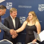 28.06.2022. Kielce. Wręczenie stypendiów dla sportowców. Na zdjęciu (od lewej): Tomasz Jamka - członek zarządu województwa świętokrzyskiego, Andrzej Pruś - przewodnicząc sejmiku województwa, Weronika Skóra - LKS Znicz, Andrzej Bętkowski - marszałek województwa świętokrzyskiego / Fot. Maciej Makuła - Radio Kielce