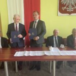 10.06.2022. Dwikozy. Remont drogi wojewódzkiej 777 - podpisanie umowy w Urzędzie Gminy w Dwikozach. Na zdjęciu (od lewej): Marek Łukaszek -wójt gminy Dwikozy, Jerzy Wrona -dyrektor Świętokrzyskiego Zarządu Dróg, Tomasz Dyl - prezes firmy Dylmex, Marek Jońca - członek zarządu województwa świętokrzyskiego, Andrzej Bętkowski - marszałek województwa świętokrzyskiego / Grażyna Szlęzak-Wójcik / Radio Kielce