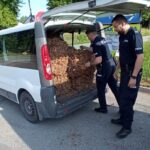 07.06.2022. Solec-Zdrój. Policjanci w kontrolowanym aucie znaleźli 400 kg suszonego tytoniu bez znaków akcyzy / świętokrzyska policja