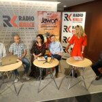 21.06.2022. Radio Kielce. Śniadanie prasowe. Na zdjęciu (od lewej): Robert Felczak - Radio Kielce, Rafał Szymczyk - Radio Kielce, Magdalena Sitek- Radio Kielce, Paweł Solarz - Radio Kielce, Renata Morąg - sekretarz redakcji, Janusz Knap - Prezes zarządu Radia Kielce / Fot. Piotr Kwaśniewski - Radio Kielce