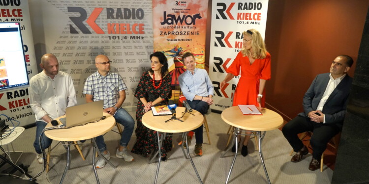 21.06.2022. Radio Kielce. Śniadanie prasowe. Na zdjęciu (od lewej): Robert Felczak - Radio Kielce, Rafał Szymczyk - Radio Kielce, Magdalena Sitek- Radio Kielce, Paweł Solarz - Radio Kielce, Renata Morąg - sekretarz redakcji, Janusz Knap - Prezes zarządu Radia Kielce / Fot. Piotr Kwaśniewski - Radio Kielce