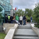 21.06.2022. Kielce. Narodowy Bank Polski Oddział Okręgowy w Kielcach. Kolejka do zakupu srebrnych monet kolekcjonerskich / Fot. Sebastian Kalwat - Radio Kielce