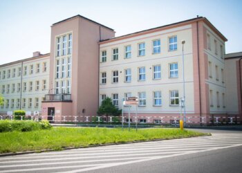 Budynek Zespołu Szkół nr 3 w Ostrowcu Świętokrzyskim / Fot. ZS3 w Ostrowcu Świętokrzyskim