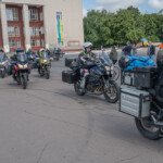 Rajd, którego nie zatrzyma nawet wojna - Radio Kielce Centralny plac w zaprzyjaźnionej z polskim Drohiczynem ukraińską miejscowością Czerwonogród. Mieszkańcy podjęli nas tam bogatym programem artystycznym i poczęstunkiem, spotkaliśmy się też z miejscowymi motocyklistami / źródło: archiwum prywatne