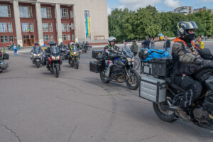 Centralny plac w zaprzyjaźnionej z polskim Drohiczynem ukraińską miejscowością Czerwonogród. Mieszkańcy podjęli nas tam bogatym programem artystycznym i poczęstunkiem, spotkaliśmy się też z miejscowymi motocyklistami / źródło: archiwum prywatne