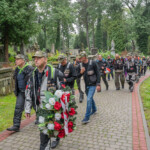 Rajd, którego nie zatrzyma nawet wojna - Radio Kielce Cmentarz Łyczakowski we Lwowie. Składamy wieńce i wiązanki na groby: Marii Konopnickiej, Gabrieli Zapolskiej, Władysława Bełzy, Stefana Banacha i Konstantego Ordona / źródło: archiwum prywatne