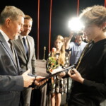 20.06.2022. Kielce. Wręczenie statuetek„Nadzieje Kielc”. Na zdjęciu (od lewej): Jarosław Karyś - przewodniczący Rady Miasta Kielce, Marcin Chłodnicki - zastępca prezydenta Kielc, Bartłomiej Szwagrzyk / Fot. Kamil Król - Radio Kielce