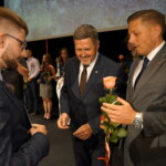 20.06.2022. Kielce. Wręczenie statuetek„Nadzieje Kielc”. Na zdjęciu (od lewej): Julian Wrona, Jarosław Karyś - przewodniczący Rady Miasta Kielce, Marcin Chłodnicki - zastępca prezydenta Kielc / Fot. Kamil Król - Radio Kielce