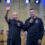 20.06.2022. Kielce. Wspólne świętowanie udanego sezonu Łomży Vive Kielce. Na zdjęciu (od lewej): Talant Dujszebajew - trener Łomzy Vive Kielce i Paweł Papaj - dyrektor marketingu Łomży Vive Kielce / Fot. Piotr Kwaśniewski - Radio Kielce