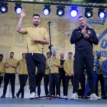 20.06.2022. Kielce. Wspólne świętowanie udanego sezonu Łomży Vive Kielce. Na zdjęciu (od lewej): Alex Dujszebajew i Paweł Papaj - dyrektor marketingu Łomży Vive Kielce / Fot. Piotr Kwaśniewski - Radio Kielce