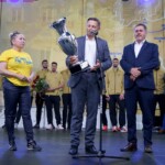 20.06.2022. Kielce. Wspólne świętowanie udanego sezonu Łomży Vive Kielce. Na zdjeciu (od lewej): Anna Kibortt - wiceprzewodnicząca Rady Miasta Kielce, Marcin Chłodnicki - wiceprezydent Kielc i Jarosław Karyś - przewodniczący Rady Miasta Kielce / Fot. Piotr Kwaśniewski - Radio Kielce