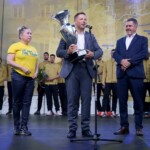 20.06.2022. Kielce. Wspólne świętowanie udanego sezonu Łomży Vive Kielce. Na zdjeciu (od lewej): Anna Kibortt - wiceprzewodnicząca Rady Miasta Kielce, Marcin Chłodnicki - wiceprezydent Kielc i Jarosław Karyś - przewodniczący Rady Miasta Kielce / Fot. Piotr Kwaśniewski - Radio Kielce