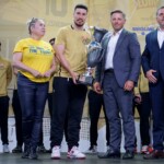 20.06.2022. Kielce. Wspólne świętowanie udanego sezonu Łomży Vive Kielce. Na zdjeciu (od lewej): Anna Kibortt - wiceprzewodnicząca Rady Miasta Kielce, Alex Dujszebajew, Marcin Chłodnicki - wiceprezydent Kielc i Jarosław Karyś - przewodniczący Rady Miasta Kielce / Fot. Piotr Kwaśniewski - Radio Kielce