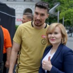 20.06.2022. Kielce. Wspólne świętowanie udanego sezonu Łomży Vive Kielce. Na zdjęciu (od lewej): Alex Dujszebajew, Anna Krupka - wiceminister sportu i turystyki / Fot. Piotr Kwaśniewski - Radio Kielce