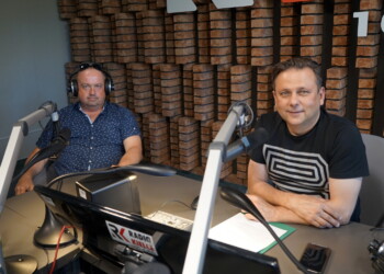 22.06.2022. Kielce. Punkty Widzenia. Na zdjęciu (od lewej): Artur Pluta - właściciel szkoły jazdy ENIGMA w Kielcach, Robert Szumielewicz - Radio Kielce