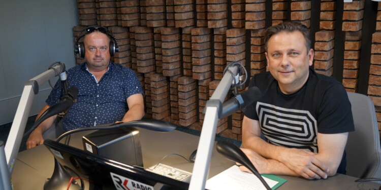 22.06.2022. Kielce. Punkty Widzenia. Na zdjęciu (od lewej): Artur Pluta - właściciel szkoły jazdy ENIGMA w Kielcach, Robert Szumielewicz - Radio Kielce