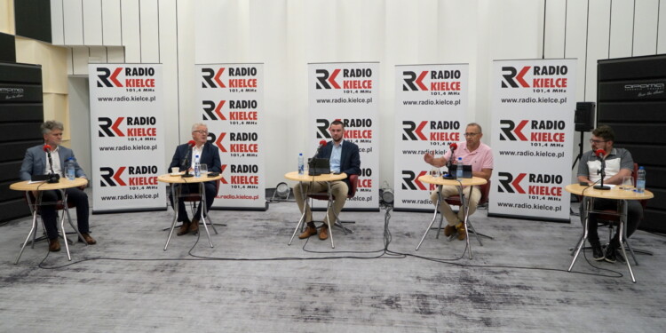 26.06.2022. Kielce. Studio Polityczne Radia Kielce. Na zdjęciu (od lewej): Krzysztof Słoń - PiS, Czesław Siekierski - PSL, Dawid Lewicki - Konfederacja, Krzysztof Sławiński - PO, Filip Strząbała - Nowa Lewica