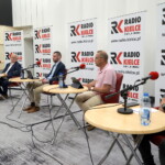 26.06.2022. Kielce. Studio Polityczne Radia Kielce. Na zdjęciu (od lewej): Krzysztof Słoń - PiS, Czesław Siekierski - PSL, Dawid Lewicki - Konfederacja, Krzysztof Sławiński - PO, Filip Strząbała - Nowa Lewica