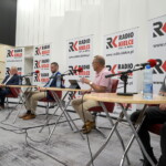 26.06.2022. Kielce. Studio Polityczne Radia Kielce. Na zdjęciu (od lewej): Krzysztof Słoń - PiS, Czesław Siekierski - PSL, Dawid Lewicki - Konfederacja, Krzysztof Sławiński - PO, Filip Strząbała - Nowa Lewica