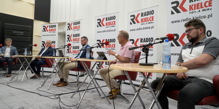 26.06.2022. Kielce. Studio Polityczne Radia Kielce. Na zdjęciu (od lewej): Krzysztof Słoń - PiS, Czesław Siekierski - PSL, Dawid Lewicki - Konfederacja, Krzysztof Sławiński - PO, Filip Strząbała - Nowa Lewica