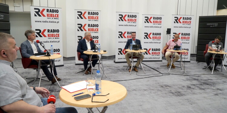 26.06.2022. Kielce. Studio Polityczne Radia Kielce. Na zdjęciu (od lewej): Radosław Podsiadły - Radio Kielce, Krzysztof Słoń - PiS, Czesław Siekierski - PSL, Dawid Lewicki - Konfederacja, Krzysztof Sławiński - PO, Filip Strząbała - Nowa Lewica