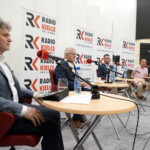26.06.2022. Kielce. Studio Polityczne Radia Kielce. Na zdjęciu (od lewej): Krzysztof Słoń - PiS, Czesław Siekierski - PSL, Dawid Lewicki - Konfederacja, Krzysztof Sławiński - PO, Filip Strząbała - Nowa Lewica