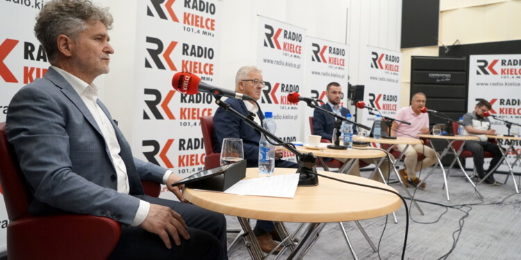 26.06.2022. Kielce. Studio Polityczne Radia Kielce. Na zdjęciu (od lewej): Krzysztof Słoń - PiS, Czesław Siekierski - PSL, Dawid Lewicki - Konfederacja, Krzysztof Sławiński - PO, Filip Strząbała - Nowa Lewica